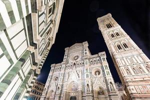 Italia, Florencia de noche. la arquitectura iluminada del exterior de la catedral. foto