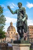 estatua del emperador césar en roma, italia. antiguo modelo de liderazgo y autoridad. foto