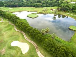 vista aérea del hermoso campo de golf foto