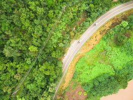 Vista aérea del hermoso bosque tropical, tomada desde drone foto