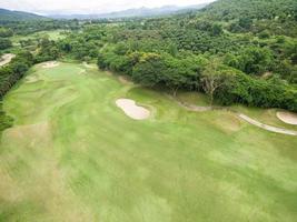 vista aérea del hermoso campo de golf foto