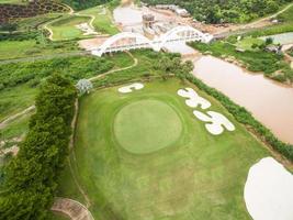 vista aérea del hermoso campo de golf foto