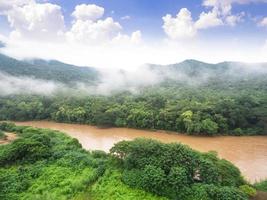 Vista aérea del hermoso bosque tropical con el río, tomada desde drone foto