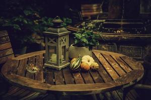 mesa de jardín con calabazas foto