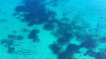 Vista aérea de la superficie del océano con agua clara. foto