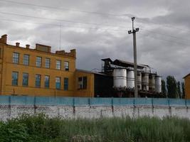 Territorio depresivo de zona industrial abandonada, viejos almacenes. foto
