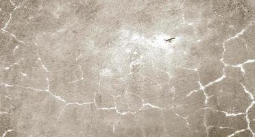 Textura de cemento agrietado gris para el fondo. arañazos en la pared foto