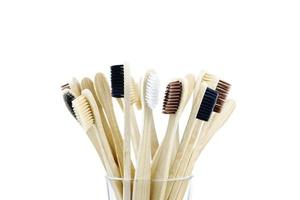Cepillos de dientes hechos de bambú sobre un fondo blanco de cerca