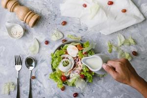 concepto para una comida vegetariana sabrosa y saludable. Vista superior Ensalada griega sobre fondo de piedra. Ensalada de vegetales orgánicos. foto