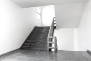 Imagen de enfoque borrosa de la escalera en el pasillo de la escalera de salida de incendios en el edificio de gran altura foto