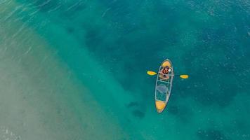 kayak flotando en el mar azul