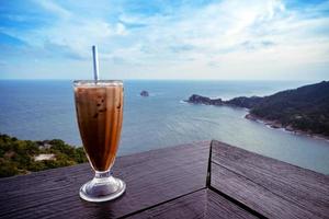 café con leche en la mesa con vista al mar