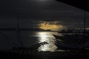 Fondo de puesta de sol con silueta de barcos