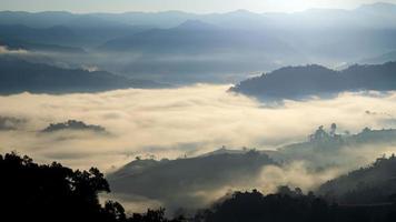 montañas neblinosas mañanas de invierno en las zonas rurales de Tailandia.