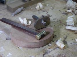 Herramientas manuales de carpintería. martillo de latón, herramienta de marcado