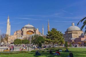 Estambul, Turquía, 10 de noviembre de 2019 - Personas no identificadas por Santa Sofía en Estambul, Turquía. es la antigua catedral patriarcal cristiana ortodoxa griega y más tarde la mezquita imperial otomana foto