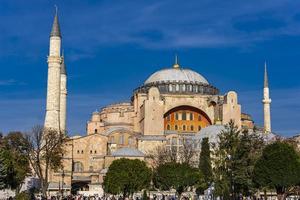 Estambul, Turquía, 10 de noviembre de 2019 - Personas no identificadas por Santa Sofía en Estambul, Turquía. es la antigua catedral patriarcal cristiana ortodoxa griega y más tarde la mezquita imperial otomana foto
