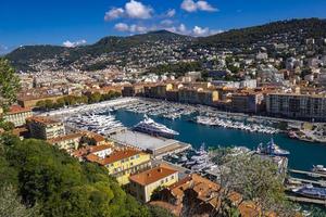 Niza, Francia, 6 de octubre de 2019 - Ver en Port Lympia en Niza, Francia. construido en 1748, es una de las instalaciones portuarias más antiguas de la riviera francesa.