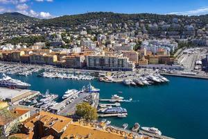 Niza, Francia, 6 de octubre de 2019 - Ver en Port Lympia en Niza, Francia. construido en 1748, es una de las instalaciones portuarias más antiguas de la riviera francesa.