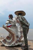 Puerto Vallarta, México, 6 de septiembre de 2015 - Estatua de bailarines de Vallarta en Puerto Vallarta, México. La escultura fue realizada por Jim Demetro en 2006. foto