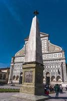 Florencia, Italia, 6 de abril de 2018 - Desconocidos por la Basílica de Santa María Novella en Florencia, Italia. es una iglesia dominicana del siglo XV.