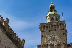 torre del reloj en el palazzo comunale en bolonia. Italia foto