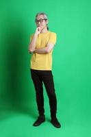camiseta amarilla hombre foto
