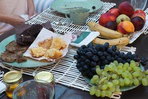 desayuno delicioso y saludable en nuestro patio trasero durante nuestras vacaciones de verano en rodas, grecia foto