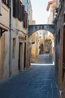 pintoresca calle del casco antiguo de rodas con un arco y sin gente. Grecia foto