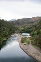 hermoso paisaje con río nalon y cerros alrededor cerca de las caldas, oviedo foto