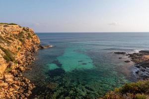 Hermosa cala d en baster en la isla de formentera en las islas baleares en españa foto