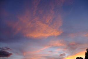 cielo colorido cuando el sol está cayendo foto