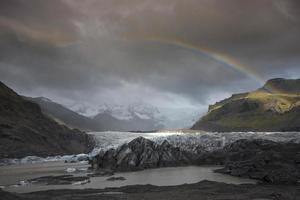 glaciar syinafellsiokull con arco iris foto