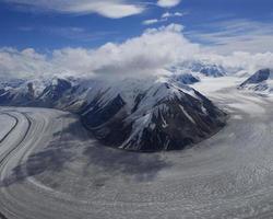 glaciar klutnan en wrangell st. montañas elías foto