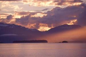 puesta de sol en el sonido de frederick, alaska foto