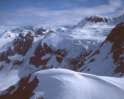 escarpadas montañas de la bahía glaciar foto