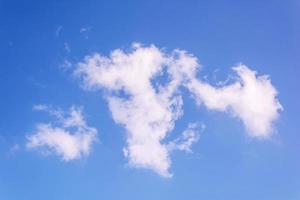 nubes blancas contra el cielo azul. foto