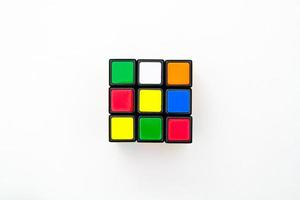 san petersburgo, rusia - 17 de julio de 2019 - cubo de rubik, vista superior del cubo de rubik aislado, cubo de rubik sobre fondo blanco, rompecabezas de colores, problema matemático, cargando por tu cerebro, paleta de arcoíris en forma de cubo foto