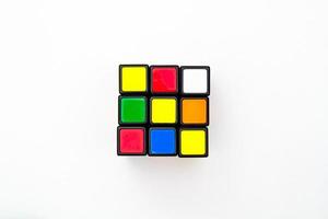 san petersburgo, rusia - 17 de julio de 2019 - cubo de rubik, vista superior del cubo de rubik aislado, cubo de rubik sobre fondo blanco, rompecabezas de colores, problema matemático, cargando por tu cerebro, paleta de arcoíris en forma de cubo foto