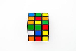 san petersburgo, rusia - 17 de julio de 2019 - cubo de rubik, vista superior del cubo de rubik aislado, cubo de rubik sobre fondo blanco, rompecabezas de colores, problema matemático, cargando por tu cerebro, paleta de arcoíris en forma de cubo foto