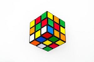 san petersburgo, rusia - 17 de julio de 2019 - cubo de rubik, vista superior del cubo de rubik aislado, cubo de rubik sobre fondo blanco, rompecabezas de colores, problema matemático, cargando por tu cerebro, paleta de arcoíris en forma de cubo foto