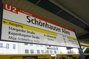 Signo de schoenhauser allee berlin u-bahn station ubicada en la línea u2 siguiendo el bulevar en un ferrocarril elevado foto