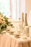 hermosas composiciones florales en el restaurante para la ceremonia de la boda foto