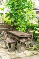 decoración de mesa vacía en el jardín foto