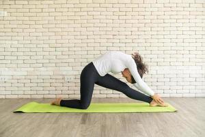 mujer latina, practicar, yoga, en, mat foto