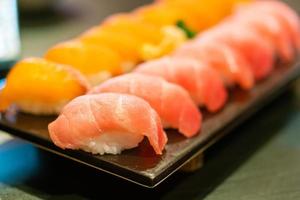 Sushi crudo de atún fresco en un plato foto