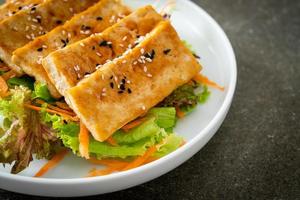 teriyaki tofu salad with sesame photo