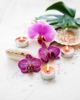 Ingredientes naturales de spa con flores de orquídeas. foto