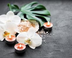 Ingredientes naturales de spa con flores de orquídeas. foto