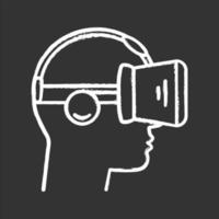 icono de tiza de vista lateral de jugador vr. jugador de realidad virtual. Máscara 3d vr, gafas, auriculares con auriculares integrados. ilustración de pizarra de vector aislado